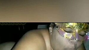 preta sentando com o rabo grande