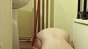 why is this esclave f eating from the gamelle like a humiliated slave?