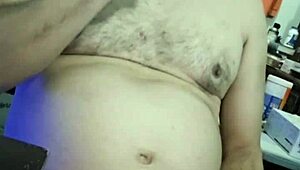 Kurvig exhibitionist blottar fet kuk i sovrummet