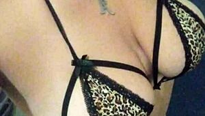 Хеј, моја маћеха се толико узбуђује на чету, то је лудо!