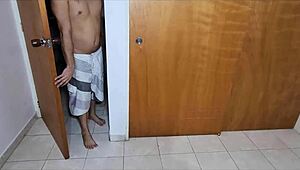 Hermanastra después de la ducha me rogó que me follara su apretado coño