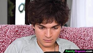 Zlobivá nevlastní máma vyhodí chlapa kvůli kouření na gauči