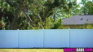 Латино заварени дъщери се справят с ерекцията на заварения си татко с умели ръце и уста.