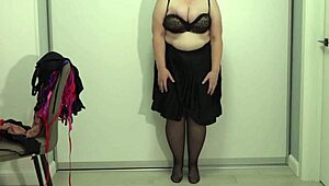 Érett tanárnő választ melltartót munkára, nagy gyönyörű cicik ugrálnak és kipukkannak a melltartókból lógó cicikkel