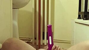 why is this esclave f eating from the gamelle like a humiliated slave?