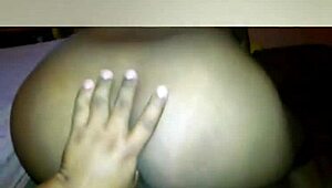 preta sentando com o rabo grande