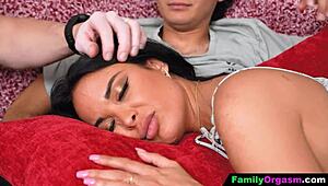 Zlobivá nevlastní máma vyhodí chlapa kvůli kouření na gauči