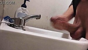 Palle sul lavandino, prepara il cazzo enorme per sborrata massiccia!