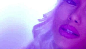 ariana grande focus on petite beauty