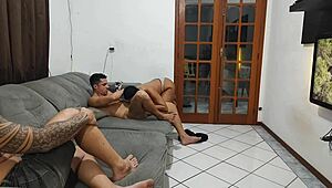 meu marido contratou garoto pra me foder enquanto assistia!