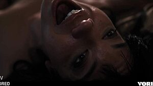 punce se igrajo z vudu punčko, ena jo potisne globoko v pičko 😏