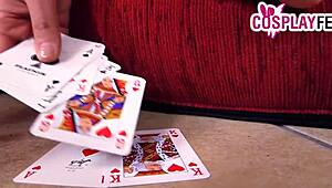 Podívej na tu sexy cosplayerku, jak tě dráždí nohama v punčochách!