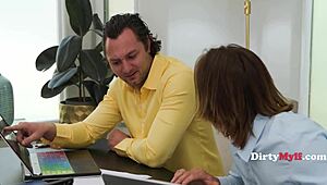 Karen ma bałagan z szefem, który wstrząsa dynamiką seksu w biurze