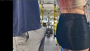 Krásna ryšavka študentka ohmataná cudzím na verejnom autobuse