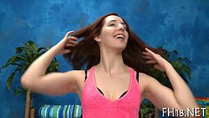 חמודה בת 18 חמה מראה את הקסם שלה