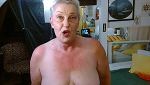 hej, chceš vidět mou chlupatou kundičku v srpnovém průvodu kalhotek?