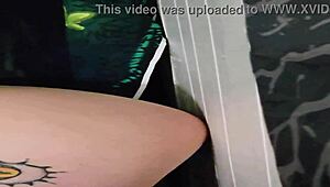 Żona zmusza męża do ruchania jej analnych zabawek potworem kutasa.