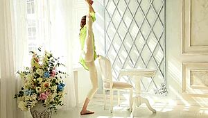 Seksi balerin koltukta çıplak soyunuyor 😏