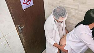 Médico e enfermeira cedem à tentação e fazem sexo no banheiro do hospital durante plantão. Paixão explode em espaço apertado.