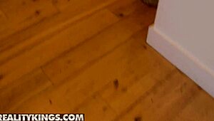 Lulu Chu y Leo Vice follan salvaje durante el juego de mesa