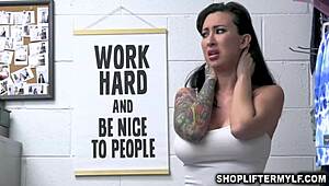 Hoțoică brunetă cu tatuaje călărește pulă uriașă în magazin