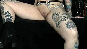 Bastet przyciąga uwagę w tej gorącej brytyjskiej milf wideo