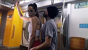 Étudiante laisse inconnu se frotter contre elle dans bus public