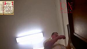 Офис доминация с шеф, който къса дрехите за сочна прислужница