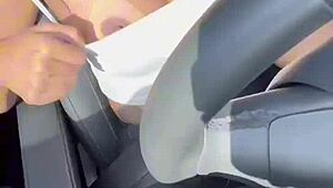 No trânsito pelada, outdoor masturbation with natural tits and orgasm vibes?