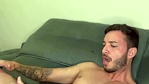 Ya Tuhan, seks anal buatan sendiri dan dia pancut dalam aku!