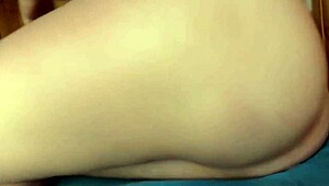 Nagyon szép lány ujjalja természetes picsáját