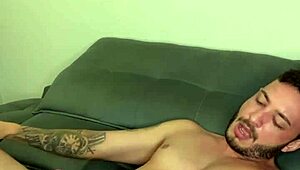 Tesão foi tanto que tive que bater uma.