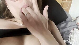 Latina bomba nemůže přestat stříkat s dildem