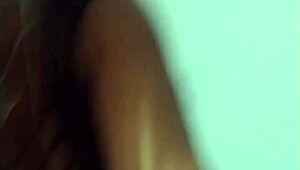 Inocente Trinity da paja con tetas y se la mete hondo en coño rapado