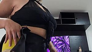 mi hermanastra me hace un baile erótico parte 1 😘