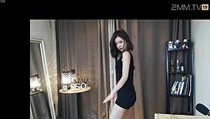 哟，看这个韩国美女制服热舞