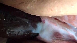 Bujna bela služkinja v kratkih hlačah pokaže mokro pičko iz bližine. Dobi trdo jebanje v misijonarju z naključnim kreampiejem!