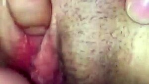 היי, מוכנה לפעם הראשונה שלך, בחורה צעירה 18+, עם זין ענק?