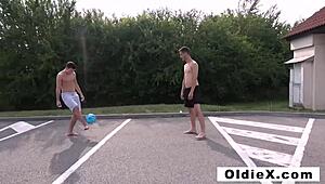 O bože! Zrele žene pobeđuju u divljem 4some-u