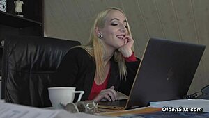 Plava Mlada Uhvaćena u Masturbaciji, Onda Jebeo Deda u Amaterskoj Sceni