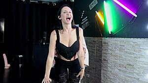 safada vitoria vonteese demonstrating blowjob stripper showing tasty ass