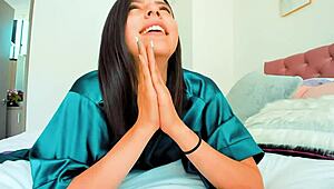 아름다운 라티나 창녀 코스튬 입고 자위하면서 웹캠에서 페이스 펑크