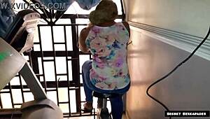 مدرب جيم يغوي عميلة طيز كبيرة 45 سنة ينيك كسها بزب أسود كبير 😏