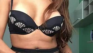 Izabela, zeița trans, își arată țâțele mari și pula monstră în lenjerie