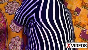 sexy přítelkyně s velkými prsy a prdelí dostává šukáno