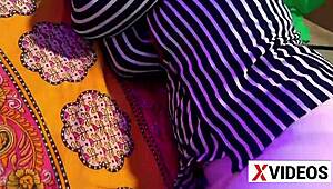 sexy přítelkyně s velkými prsy a prdelí dostává šukáno