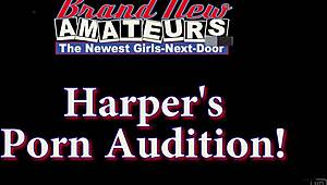 Ik kijk hoe Harper B harde pik zuigt en kut geneukt wordt