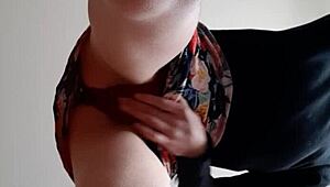 마른 브루넷이 얼굴에 쌈.