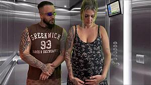 Noseča soseda pravi: Sesaj moj pošastni kurac v dvigalu, pa jo polijem