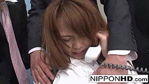 アジアン秘書が電話中にからかわれる